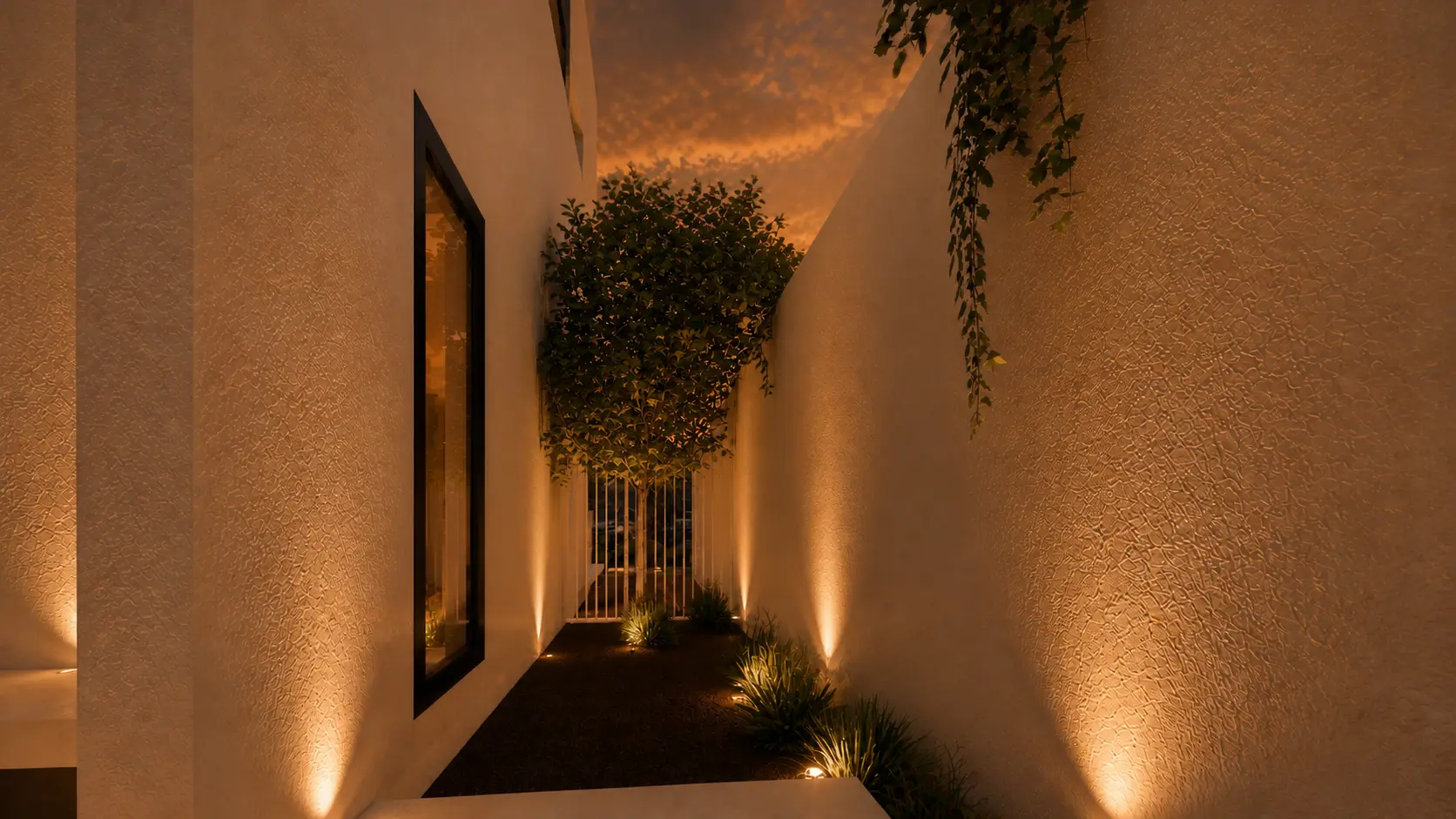 Pasillo lateral de Casa Horizonte con vegetación, luz rasante y cancel de piso a techo